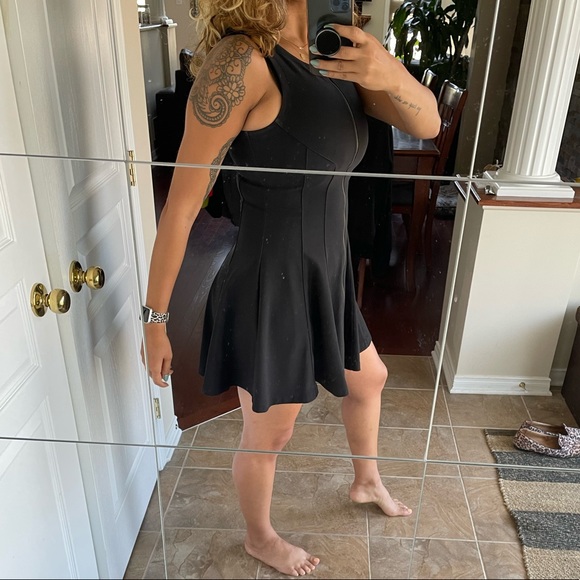 Super flattering little black dress - Picture 4 of 5